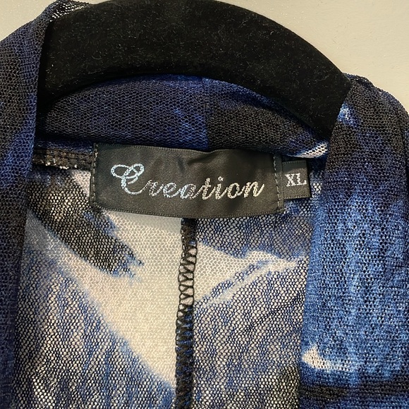 Creation strikingly beautiful cardigan print in blues white and black. - Picture 2 of 3